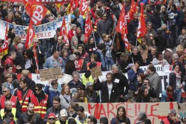 Во Франции проходят массовые протесты против трудовых реформ: в столкновениях пострадали полицейские