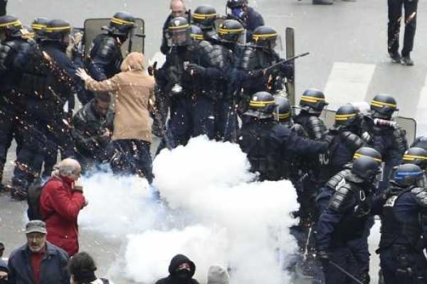 Во Франции проходят массовые протесты против трудовых реформ: в столкновениях пострадали полицейские
