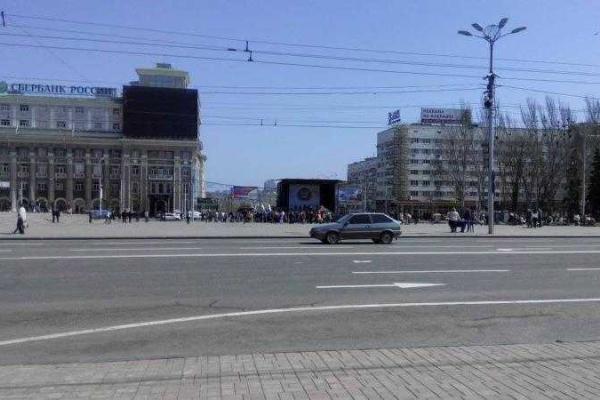 В оккупированном Донецке для "красивой картинки" российских СМИ на "праздник" согнали студентов и бюджетников В оккупированном Донецке для "красивой картинки" российских СМИ на "праздник" согнали студентов и бюджетников