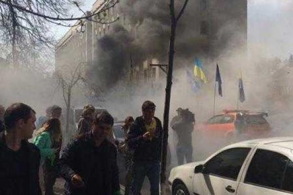 Протесты на Банковой: пролилась первая кровь