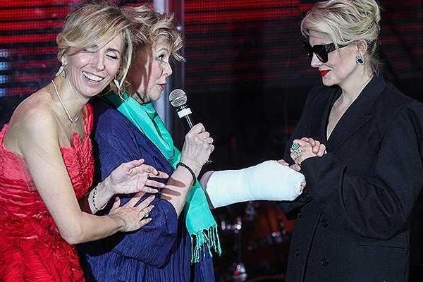 Актриса Наталья Селезнева поднялась на сцену для получения премии со сломанными ногой и рукой