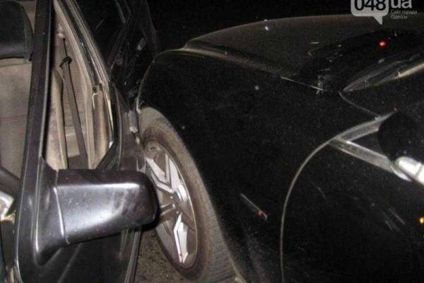 В центре Одессы ночью столкнулись три иномарки: пострадали 6 человек