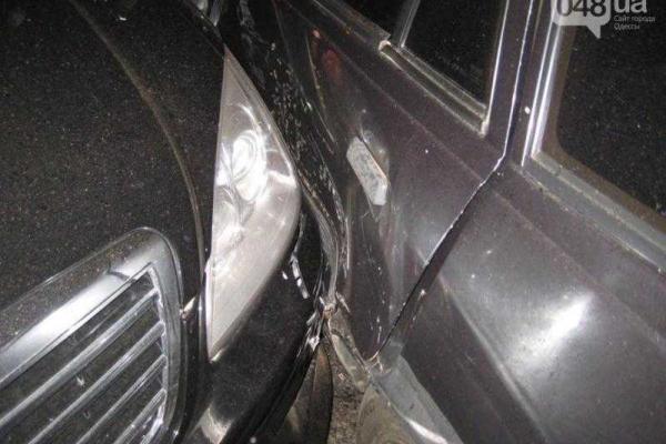 В центре Одессы ночью столкнулись три иномарки: пострадали 6 человек