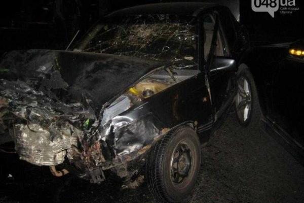 В центре Одессы ночью столкнулись три иномарки: пострадали 6 человек