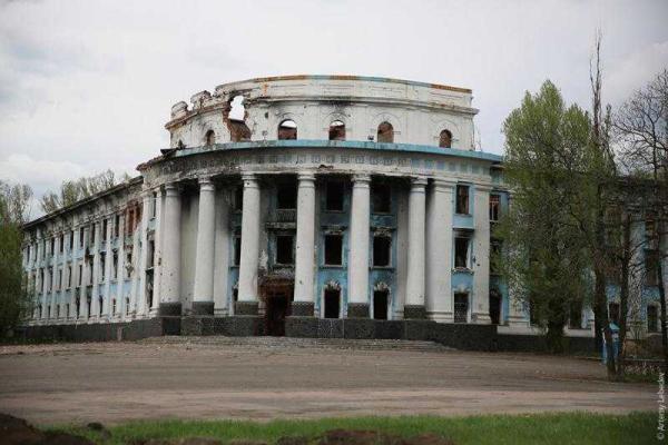 "Русский мир" на Донбассе глазами российского дизайнера: разруха, покинутые дома, крах экономики "Русский мир" на Донбассе глазами российского дизайнера: разруха, покинутые дома, крах экономики