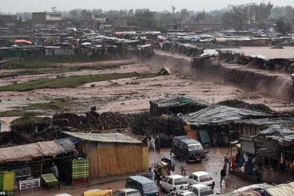 В Пакистане сильные ливни вызвали наводнение: разрушены дома, есть жертвы