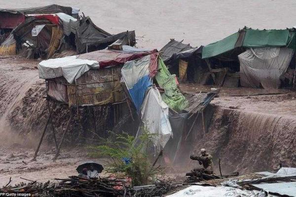В Пакистане сильные ливни вызвали наводнение: разрушены дома, есть жертвы