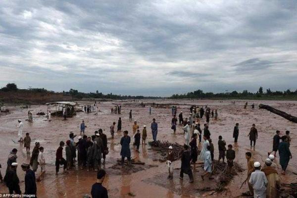 В Пакистане сильные ливни вызвали наводнение: разрушены дома, есть жертвы
