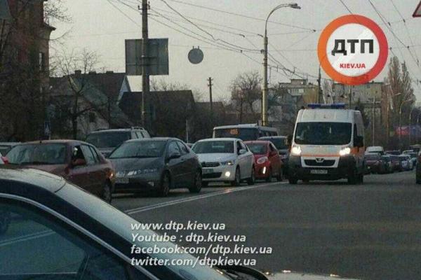 В Киеве на нерегулируемом пешеходном переходе под колеса микроавтобуса попала беременная женщина