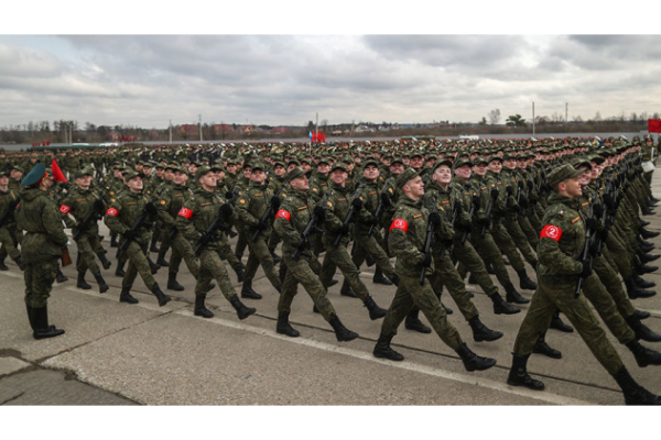 Россия активно готовится к майским праздникам: в Подмосковье прошла первая тренировка Парада Победы