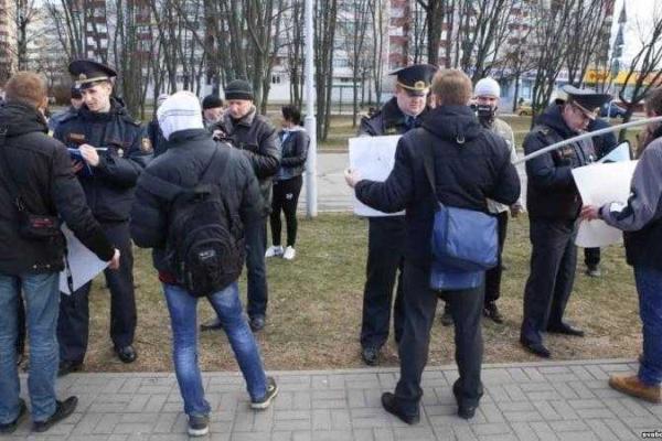 В Минске активисты провели пикет у стен российского посольства против союза с РФ