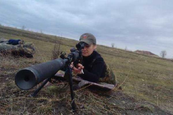 В Алчевске подорвалась на фугасе русский снайпер-женщина с позывным "Алиса" В Алчевске подорвалась на фугасе русский снайпер-женщина с позывным "Алиса"