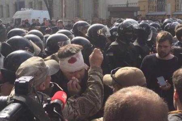 Протесты на Банковой: пролилась первая кровь