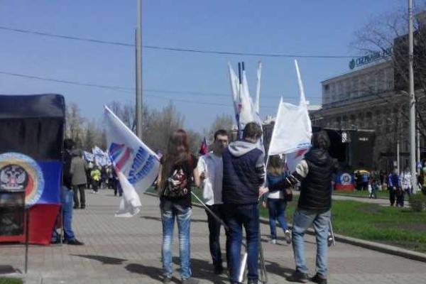 В оккупированном Донецке для "красивой картинки" российских СМИ на "праздник" согнали студентов и бюджетников В оккупированном Донецке для "красивой картинки" российских СМИ на "праздник" согнали студентов и бюджетников