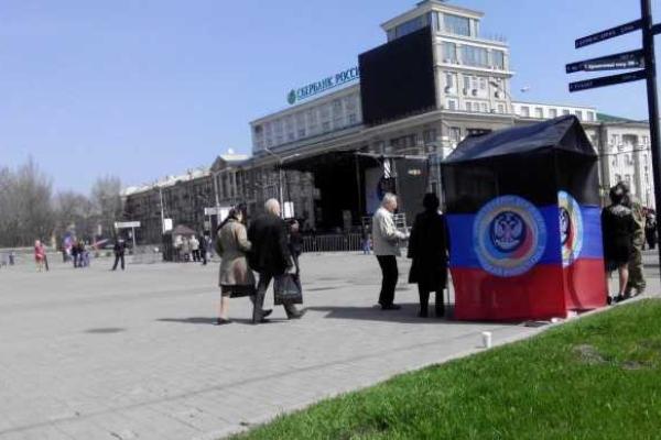 В оккупированном Донецке для "красивой картинки" российских СМИ на "праздник" согнали студентов и бюджетников В оккупированном Донецке для "красивой картинки" российских СМИ на "праздник" согнали студентов и бюджетников