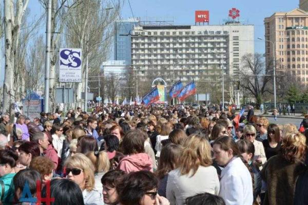 В оккупированном Донецке для "красивой картинки" российских СМИ на "праздник" согнали студентов и бюджетников В оккупированном Донецке для "красивой картинки" российских СМИ на "праздник" согнали студентов и бюджетников
