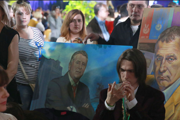 Жириновский в день своего 70-летия устроил народные гуляния в Москве: клоуны, скоморохи, пироги и блины