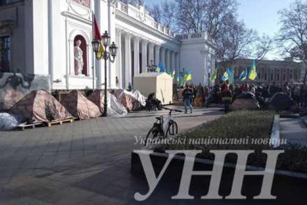 В Одессе возле мэрии продолжается бессрочная акция: активисты требуют изгнания мэра города В Одессе возле мэрии продолжается бессрочная акция: активисты требуют изгнания мэра города