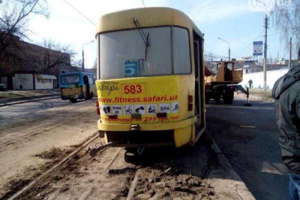 В Харькове виновником автомобильной пробки стал "сбежавший" с рельсов трамвай с пассажирами В Харькове виновником автомобильной пробки стал "сбежавший" с рельсов трамвай с пассажирами