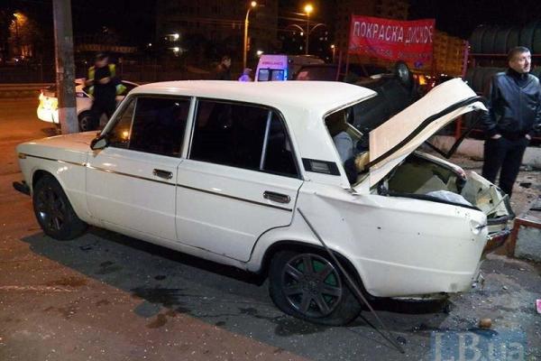 В Киеве автомобиль "Geely", едва не врезавшись в газовую АЗС, влетел в шиномонтаж В Киеве автомобиль "Geely", едва не врезавшись в газовую АЗС, влетел в шиномонтаж