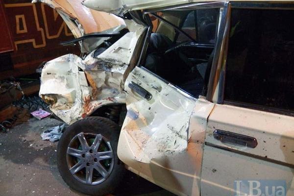 В Киеве автомобиль "Geely", едва не врезавшись в газовую АЗС, влетел в шиномонтаж В Киеве автомобиль "Geely", едва не врезавшись в газовую АЗС, влетел в шиномонтаж