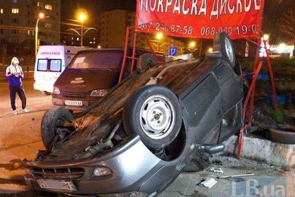 В Киеве автомобиль "Geely", едва не врезавшись в газовую АЗС, влетел в шиномонтаж В Киеве автомобиль "Geely", едва не врезавшись в газовую АЗС, влетел в шиномонтаж