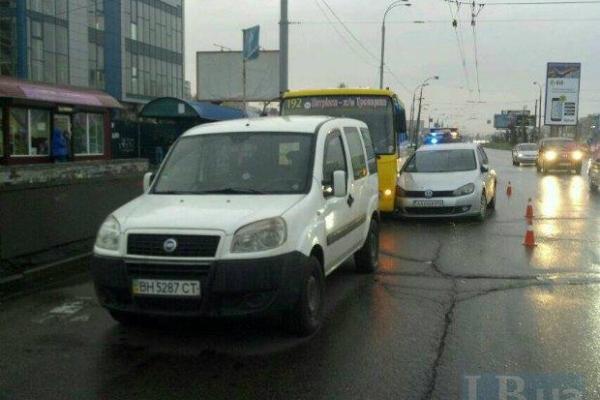 В центре Киева пьяный опер за рулем "Volkswagen" разбил попутную иномарку и врезался в автобус В центре Киева пьяный опер за рулем "Volkswagen" разбил попутную иномарку и врезался в автобус