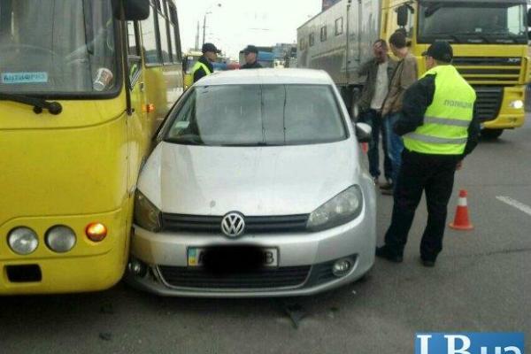 В центре Киева пьяный опер за рулем "Volkswagen" разбил попутную иномарку и врезался в автобус В центре Киева пьяный опер за рулем "Volkswagen" разбил попутную иномарку и врезался в автобус