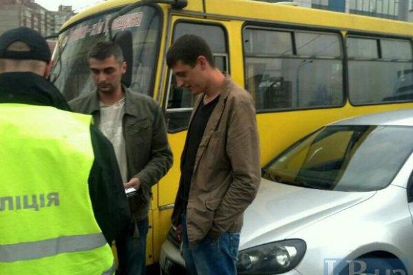 В центре Киева пьяный опер за рулем "Volkswagen" разбил попутную иномарку и врезался в автобус В центре Киева пьяный опер за рулем "Volkswagen" разбил попутную иномарку и врезался в автобус