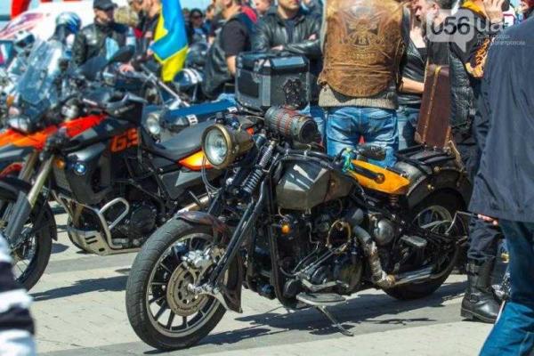 Сотни байкеров устроили мотопробег на набережной Днепропетровска Сотни байкеров устроили мотопробег на набережной Днепропетровска
