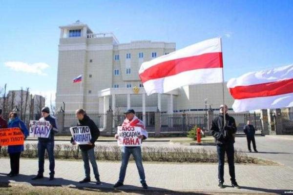 В Минске активисты провели пикет у стен российского посольства против союза с РФ