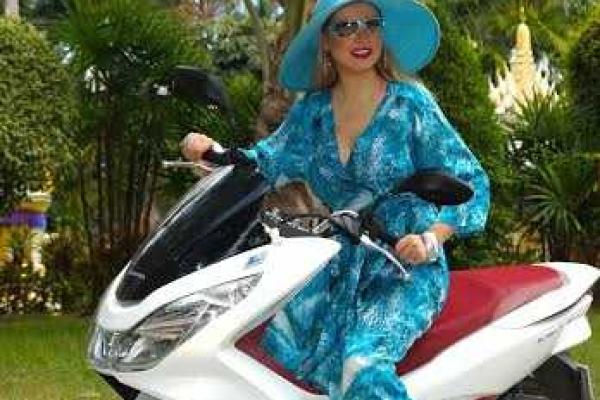 Светская львица Лена Ленина потеряла мотоцикл на жарком островке в Юго-Восточной Азии