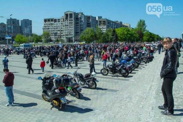 Сотни байкеров устроили мотопробег на набережной Днепропетровска Сотни байкеров устроили мотопробег на набережной Днепропетровска