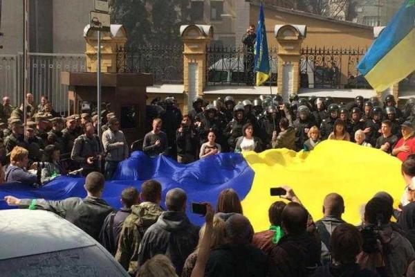 Протесты на Банковой: пролилась первая кровь