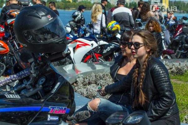 Сотни байкеров устроили мотопробег на набережной Днепропетровска Сотни байкеров устроили мотопробег на набережной Днепропетровска