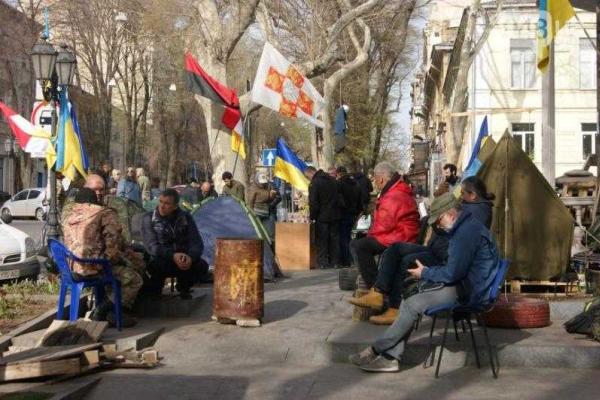 Возле одесской прокуратуры выросли баррикады: активисты облачились в бронежилеты