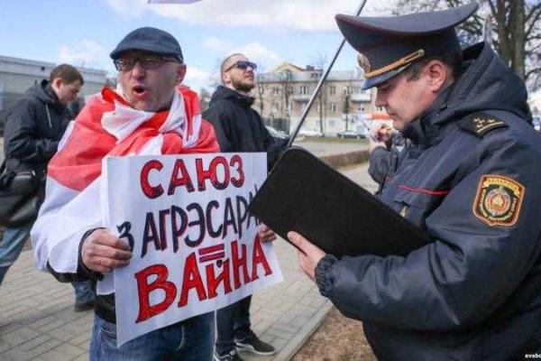 В Минске активисты провели пикет у стен российского посольства против союза с РФ