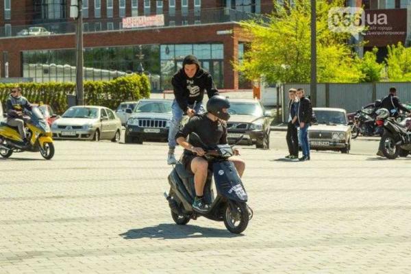 Сотни байкеров устроили мотопробег на набережной Днепропетровска Сотни байкеров устроили мотопробег на набережной Днепропетровска