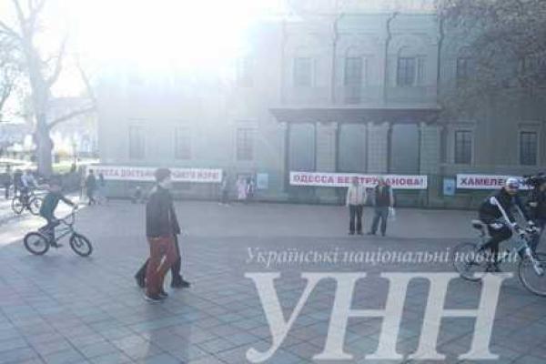 В Одессе возле мэрии продолжается бессрочная акция: активисты требуют изгнания мэра города В Одессе возле мэрии продолжается бессрочная акция: активисты требуют изгнания мэра города