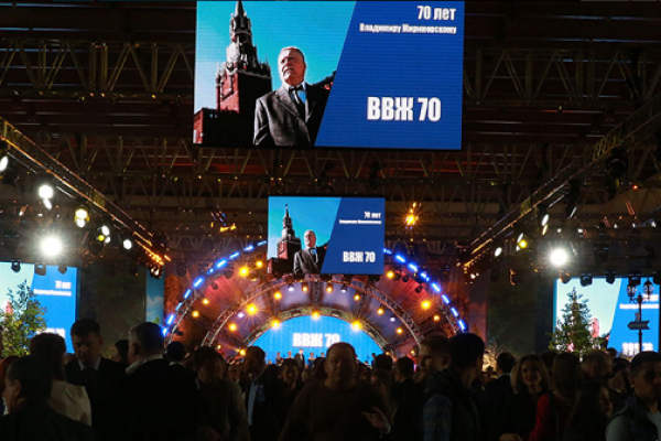 Жириновский в день своего 70-летия устроил народные гуляния в Москве: клоуны, скоморохи, пироги и блины