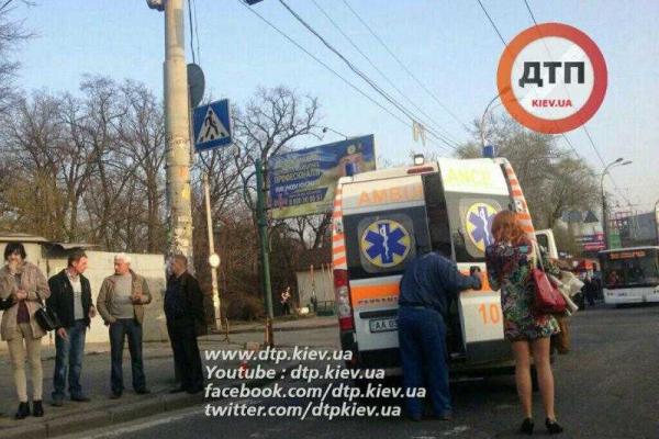 В Киеве на нерегулируемом пешеходном переходе под колеса микроавтобуса попала беременная женщина