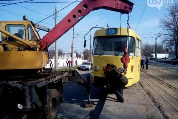 В Харькове виновником автомобильной пробки стал "сбежавший" с рельсов трамвай с пассажирами В Харькове виновником автомобильной пробки стал "сбежавший" с рельсов трамвай с пассажирами