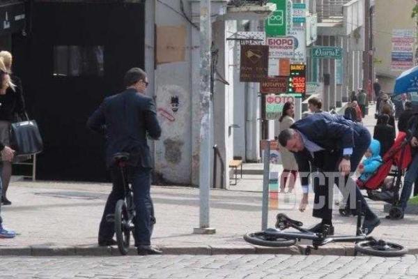 Киевляне стали свидетелями велосипедных "трюков" мэра города: Кличко грохнулся с электробайка Киевляне стали свидетелями велосипедных "трюков" мэра города: Кличко грохнулся с электробайка