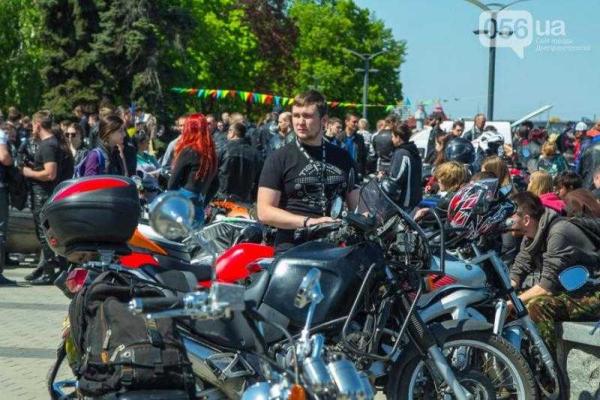 Сотни байкеров устроили мотопробег на набережной Днепропетровска Сотни байкеров устроили мотопробег на набережной Днепропетровска