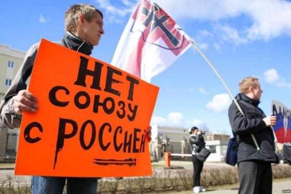 В Минске активисты провели пикет у стен российского посольства против союза с РФ