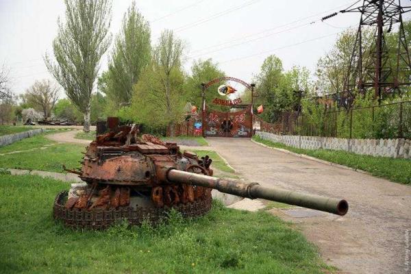 "Русский мир" на Донбассе глазами российского дизайнера: разруха, покинутые дома, крах экономики "Русский мир" на Донбассе глазами российского дизайнера: разруха, покинутые дома, крах экономики