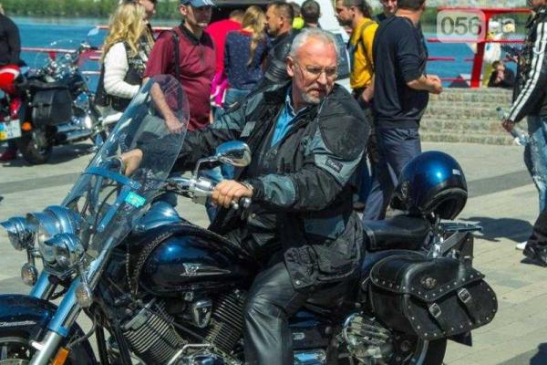 Сотни байкеров устроили мотопробег на набережной Днепропетровска Сотни байкеров устроили мотопробег на набережной Днепропетровска