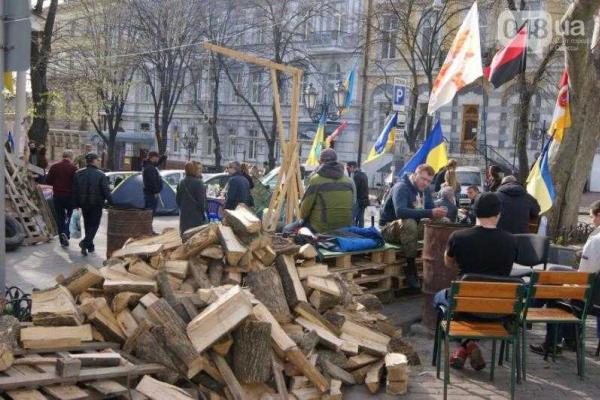 Возле одесской прокуратуры выросли баррикады: активисты облачились в бронежилеты