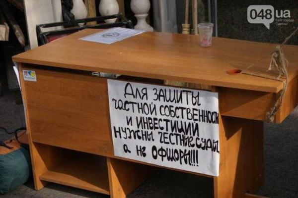 Возле одесской прокуратуры выросли баррикады: активисты облачились в бронежилеты