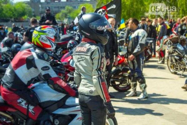 Сотни байкеров устроили мотопробег на набережной Днепропетровска Сотни байкеров устроили мотопробег на набережной Днепропетровска